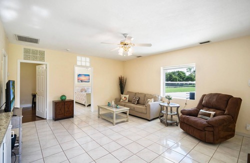 Wellington House | 2 bedroom guesthouse with pool near WEF