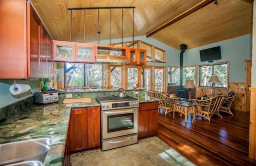 Volcano Cabin | 2 Bedroom Hand Crafted Luxury Home with Jacuzzi & Fireplace