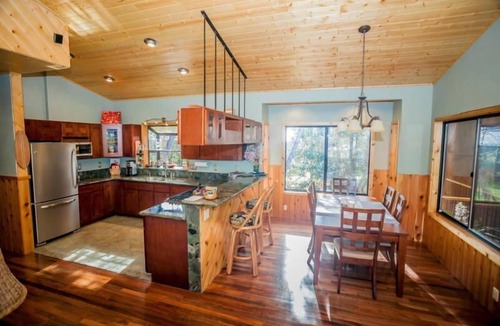 Volcano Cabin | 2 Bedroom Hand Crafted Luxury Home with Jacuzzi & Fireplace