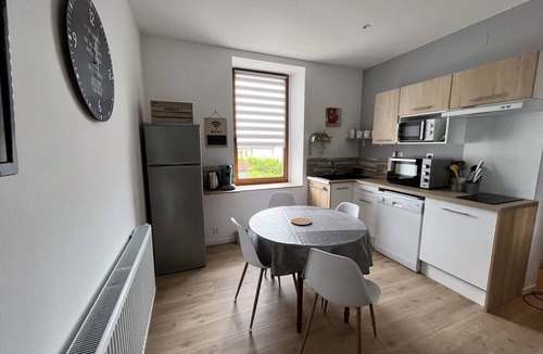 Soultz-Haut-Rhin Apartment | 2-bedroom holiday cottage between Colmar and Mulhouse. Ideal for business or family: Dishwasher, fiber optic internet, Smart TV. On the Alsace Wine Route, with immediate road access and shops within walking distance.