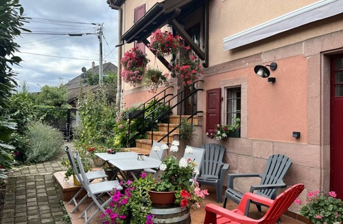 Soultz-Haut-Rhin Apartment | 2-bedroom holiday cottage between Colmar and Mulhouse. Ideal for business or family: Dishwasher, fiber optic internet, Smart TV. On the Alsace Wine Route, with immediate road access and shops within walking distance.