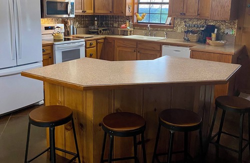 Iredell House | 2-bedroom home on acreage in peaceful, rural area.