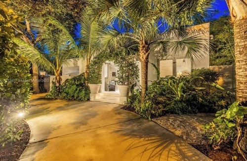 El Portal House | 2-bedroom house in beautiful El Portal with huge backyard