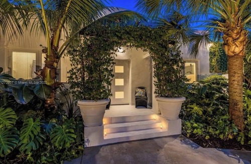 El Portal House | 2-bedroom house in beautiful El Portal with huge backyard