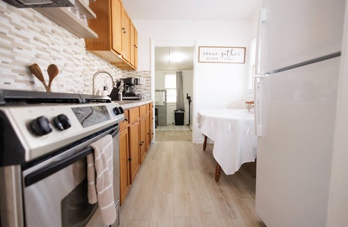 Aroma Park House | 2-bedroom house in charming Aroma Park with AC, WiFi.