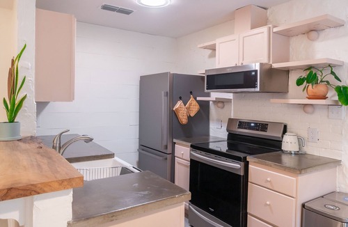 East MLK House | 2-bedroom house in East Austin - 15 mins to downtown, close to airport