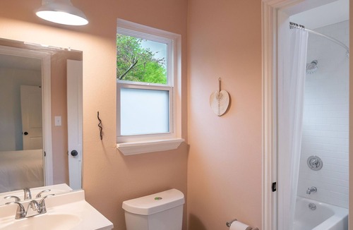 East MLK House | 2-bedroom house in East Austin - 15 mins to downtown, close to airport