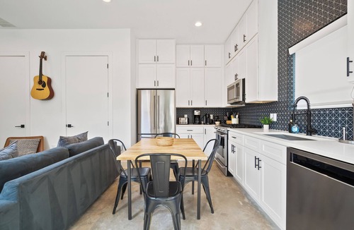 Rosewood House | 2-bedroom house in pleasant Austin with fitness room, AC, WiFi close to DT
