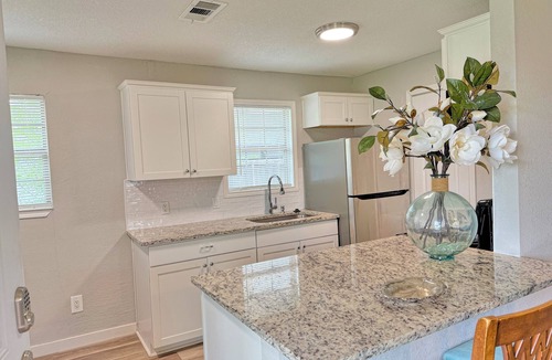 The Colony House | 2-bedroom house in welcoming The Colony with AC comfort