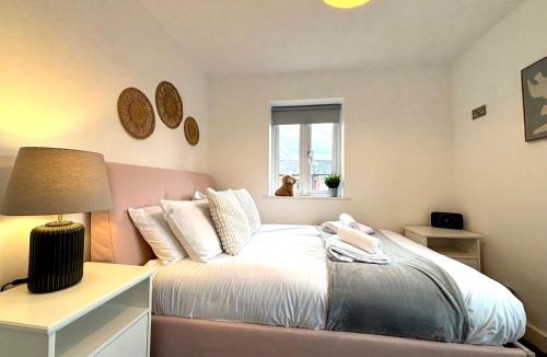 Sandbach House | 2 Bedroom House - Private Parking - Central