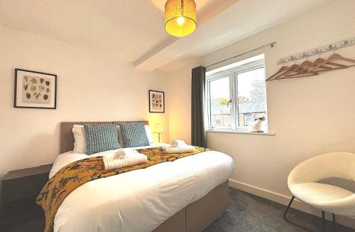 Sandbach House | 2 Bedroom House - Private Parking - Central