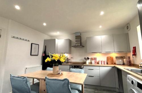 Sandbach House | 2 Bedroom House - Private Parking - Central