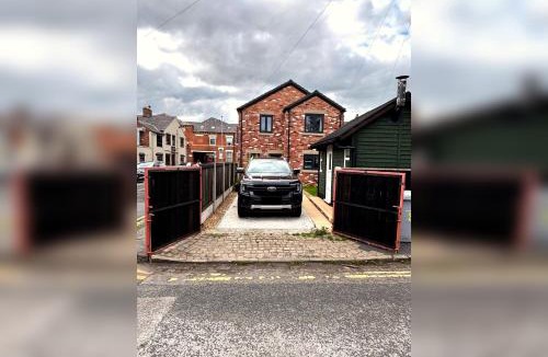 Sandbach House | 2 Bedroom House - Private Parking - Central