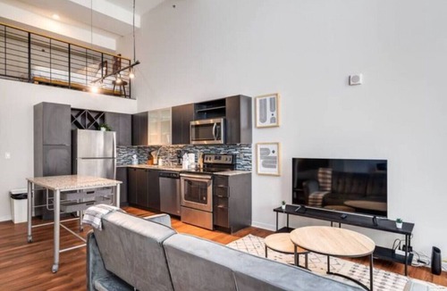 Downtown Cincinnati Apartment | 2-Bedroom in CBD Sky Lounge & Pool Access