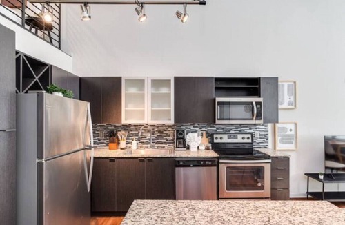 Downtown Cincinnati Apartment | 2-Bedroom in CBD Sky Lounge & Pool Access