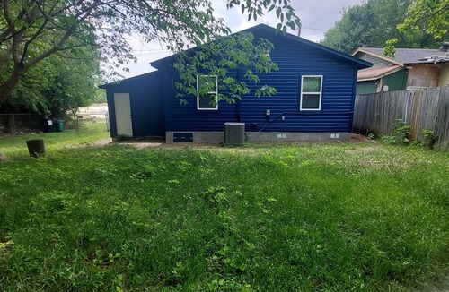 East MLK House | 2-bedroom in E. Austin Central. Pet friendly, wifi, full kitchen,off st parking.