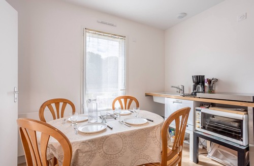 Curzon House | 2-Bedroom Independent Accommodation for 4 to 6 People, 20 Minutes from the Beach
