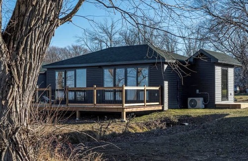 Harwood Cabin | 2-bedroom Lake Front Cottage in Harwood, ON #2