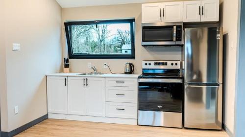 Harwood House | 2-bedroom Lake Front Cottage in Harwood ON #5