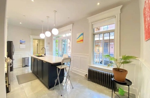 De Lorimier Apartment | 2-bedroom large impeccable apartment in fabulous Montréal.