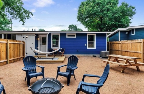East MLK Cabin | 2-bedroom lodge in lovely Austin with WiFi, AC