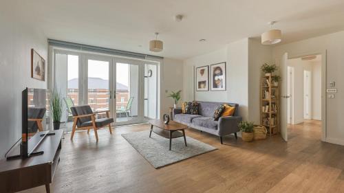 Walton-on-Thames Apartment | 2-Bedroom Luxury apt with Gym, roof terrace, Free Parking and 3 min walk to train st