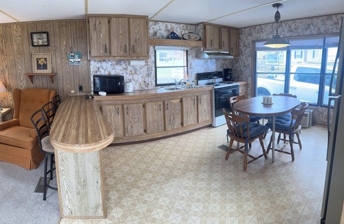 Henderson House | 2-bedroom mobile home in Henderson