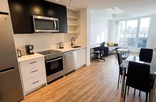 Harwood Condo | 2 Bedroom Modern Condo Great Location + Free Gym!