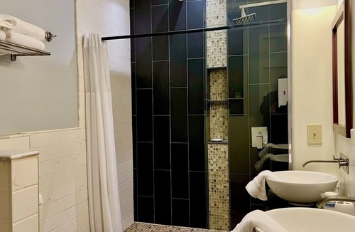 Medina Apartment | 2 Bedroom Modern Loft in Heart of Downtown Medina with Elevator