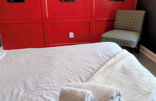 Winnipeg House | 2 bedroom Monthly rental 5 mins to downtown with free parking