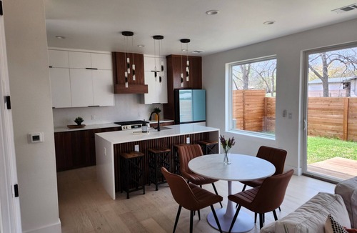 Highland House | 2-bedroom new house in phenomenal Austin with AC, WiFi
