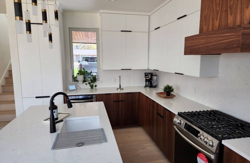 Highland House | 2-bedroom new house in phenomenal Austin with AC, WiFi