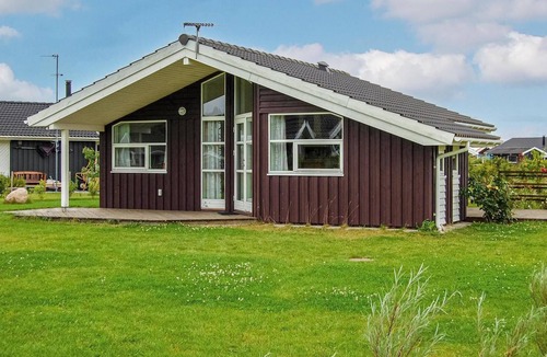 Pøt Strandby House | 2 bedroom nice home in Juelsminde