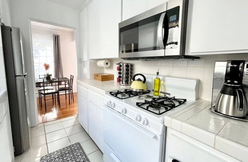 Middletown Villa | 2 Bedroom - Ocean View, Hot Tub, Parking - 8 Guest
