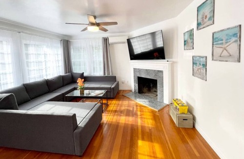 Middletown Villa | 2 Bedroom - Ocean View, Hot Tub, Parking - 8 Guest