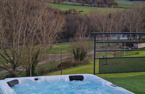 Villeneuve-dʼAllier House | 2 Bedroom Private vacation home in Villeneuve-d'Allier
