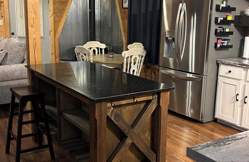 Shirley Cabin | 2 bedroom plus loft cabin near lake, trails with AC, Wi-Fi slp 9