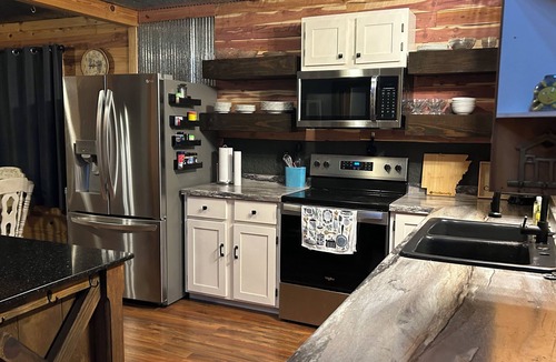 Shirley Cabin | 2 bedroom plus loft cabin near lake, trails with AC, Wi-Fi slp 9