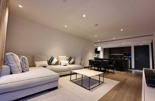 South Bank Apartment | 2 Bedroom Riverside Apartment