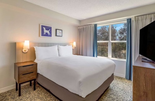 Oyster Point Hotel | 2 Bedroom Suites with Free Breakfast with Pool access near San Francisco Zoo