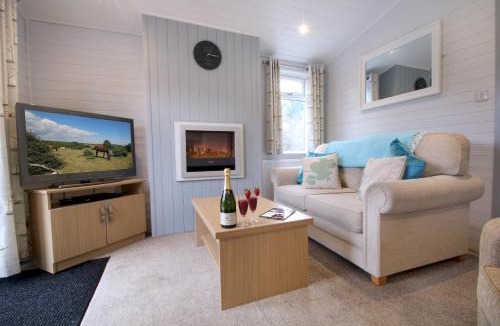 Milford on Sea Cabin | 2 Bedroom Select Lodge with Park Facilities