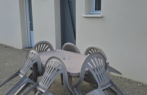 Curzon Apartment | 2-bedroom self-contained apartment sleeps 4 to 6, 20min from beach