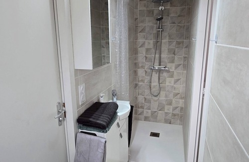 Curzon Apartment | 2-bedroom self-contained apartment sleeps 4 to 6, 20min from beach