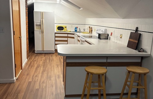 Pendleton Apartment | 2-bedroom studio sunny bright north hill location.