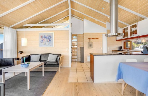 Grønninghoved Strand House | 2 bedroom stunning home in Sjølund