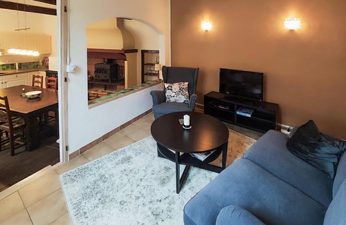 Servian House | 2 bedroom stunning home in Servian