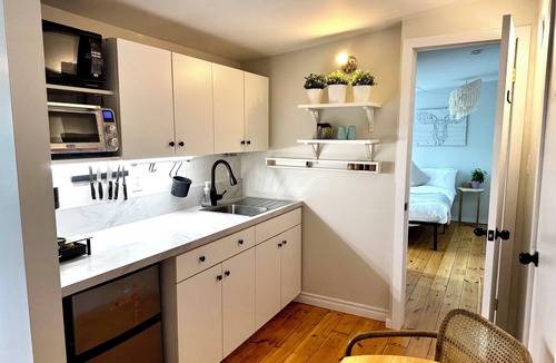 Carleton Place Apartment | 2 bedroom suite: King, Queen, parking, kitchenette, central, upper level