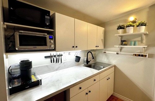 Carleton Place Apartment | 2 bedroom suite: King, Queen, parking, kitchenette, central, upper level