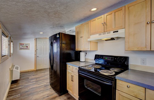 Cascade Hotel | 2 Bedroom Suite, Full Kitchen, Non-Smoking