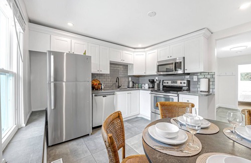 North End West Apartment | 2 Bedroom Suite with King Bed Master and Fast Wifi